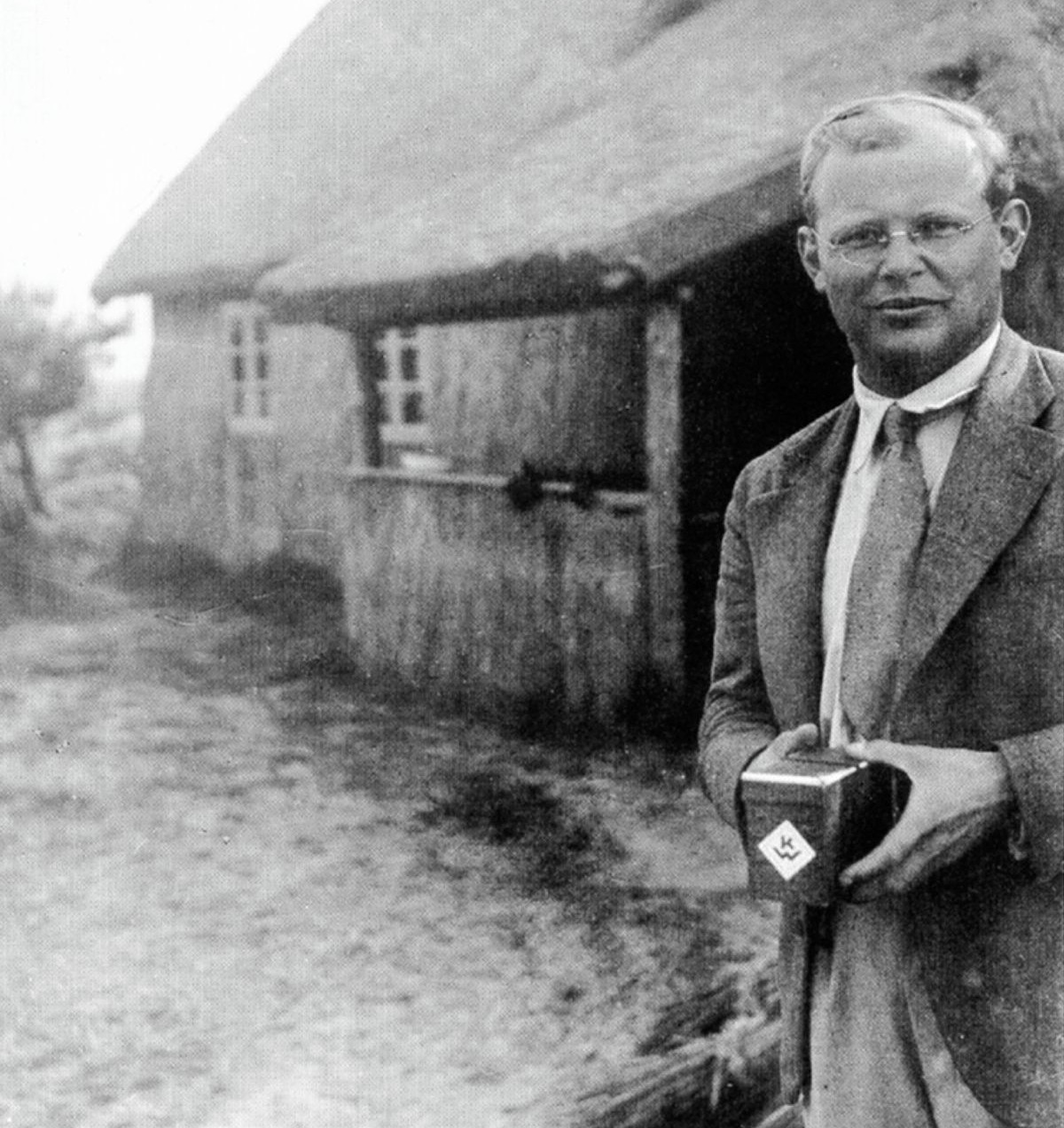 Dietrich Bonhoeffer auf dem Gelande des Zingsthofes 1935